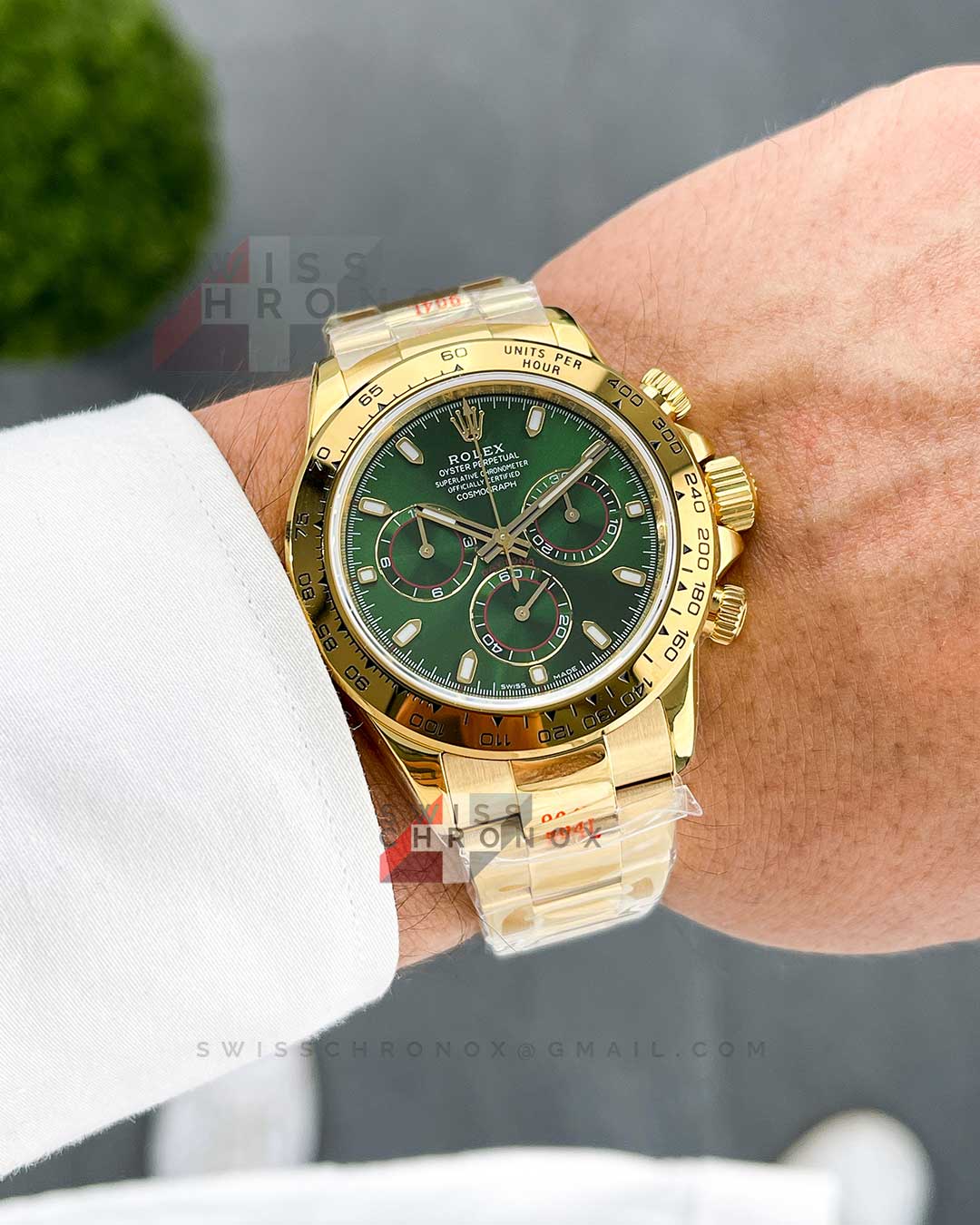 Rolex daytona gold shop green dial price